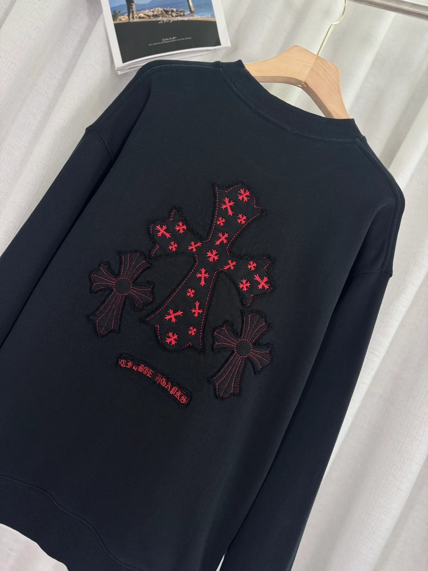 P260 top version, real shot without P, ​​different from market currency) 𝗖𝗵𝗿𝗼𝗺𝗲 𝗛𝗲𝗮𝗿𝘁𝘀/Cro Heart 2025 washed patch embroidery autumn and winter new original single counter American laser burnt 3D three-dimensional color embroidered couple casual sweatshirt 👑The highest version! Customized fabric 420g tripe terry fabric! American acid-washed and distressed original fabric laser burnt ✟appliqué embroidery and exquisite embroidery of letters! The best-selling model in the counter, very comfortable to wear. Accessories: original molded and authenticated collar label➕100% silk wash label. Genuine purchase-grade original hangtag➕matching hanging rope➕3D hanging beads➕original packaging bag. Craftsmanship: The original version has consistent wiring! The highest version of the armhole matching technique! Color: White Black Size: S M L XL Style Number: 25-316